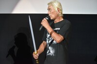 観客からレーザーブレードを借りた大葉健二。