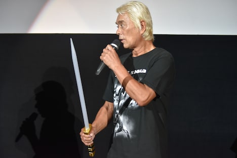 観客からレーザーブレードを借りた大葉健二。