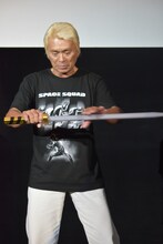 観客からレーザーブレードを借りた大葉健二。