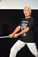 観客から借りたレーザーブレードでギャバンダイナミックを披露する大葉健二。