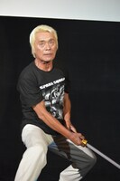 観客から借りたレーザーブレードでギャバンダイナミックを披露する大葉健二。