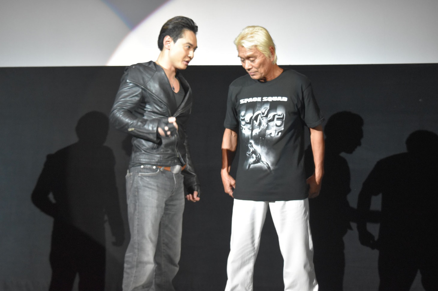 セリフの打ち合わせをする石垣佑磨（左）と大葉健二（右）。