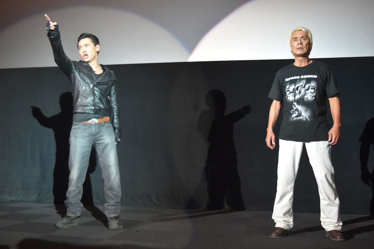 蒸着を披露する石垣佑磨（左）と大葉健二（右）。