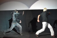 蒸着を披露する石垣佑磨（左）と大葉健二（右）。