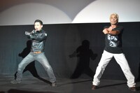 蒸着を披露する石垣佑磨（左）と大葉健二（右）。