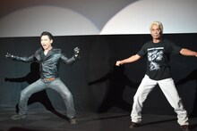 蒸着を披露する石垣佑磨（左）と大葉健二（右）。