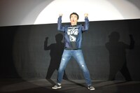 ゴーグルブラックの変身を披露する春田純一。