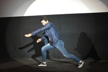 ゴーグルブラックの変身を披露する春田純一。