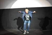 ゴーグルブラックの変身を披露する春田純一。