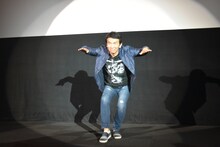 ゴーグルブラックの変身を披露する春田純一。