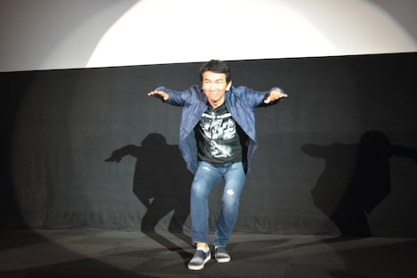 ゴーグルブラックの変身を披露する春田純一。