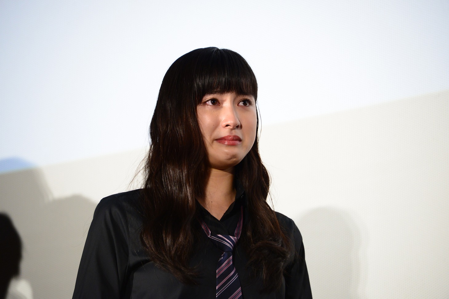 河合勇人監督からのサプライズレターに涙ぐむ土屋太鳳。