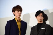 左から河合勇人監督の手紙を聞いているときの杉野遥亮、千葉雄大。