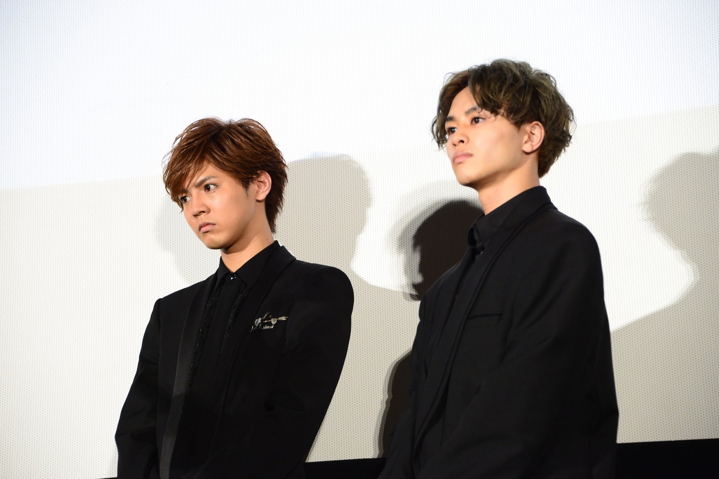 左から河合勇人監督の手紙を聞いているときの片寄涼太、草川拓弥。