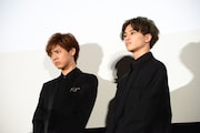 左から河合勇人監督の手紙を聞いているときの片寄涼太、草川拓弥。