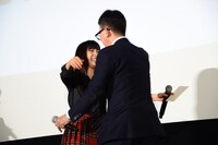 河合勇人にハグする土屋太鳳。