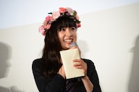 河合勇人監督から手紙と花冠を受け取り、周囲に感謝を伝える土屋太鳳。