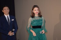 「忍びの国」初日舞台挨拶にて、入場する石原さとみ（右）、伊勢谷友介（左）。