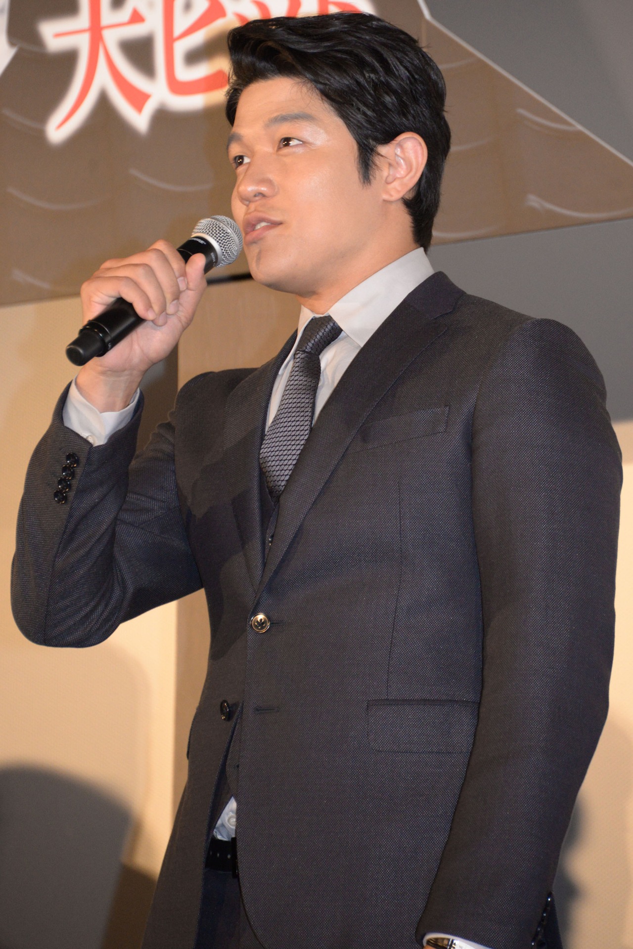 鈴木亮平