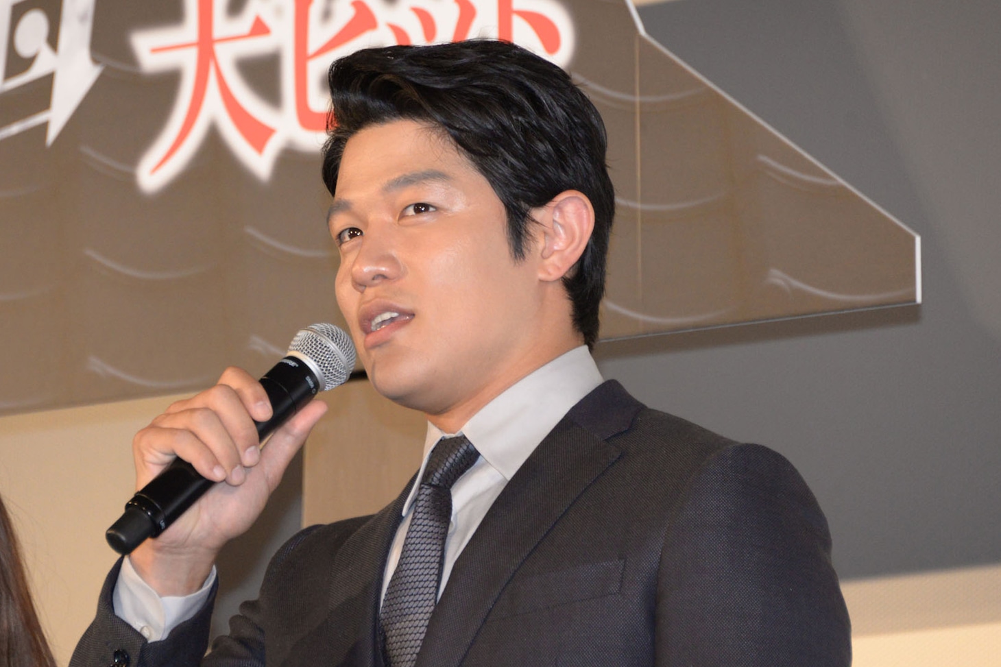 鈴木亮平