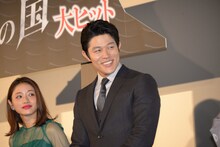 左から石原さとみ、鈴木亮平。