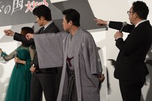 「頭の中に忍び込みたい人は？」という質問で、大野智を指さす中村義洋（右）ら。