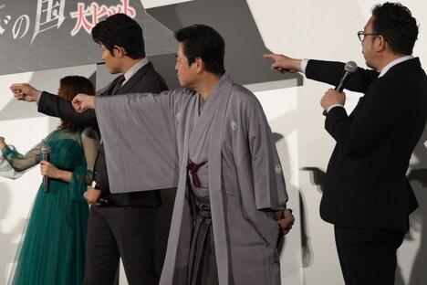 「頭の中に忍び込みたい人は？」という質問で、大野智を指さす中村義洋（右）ら。