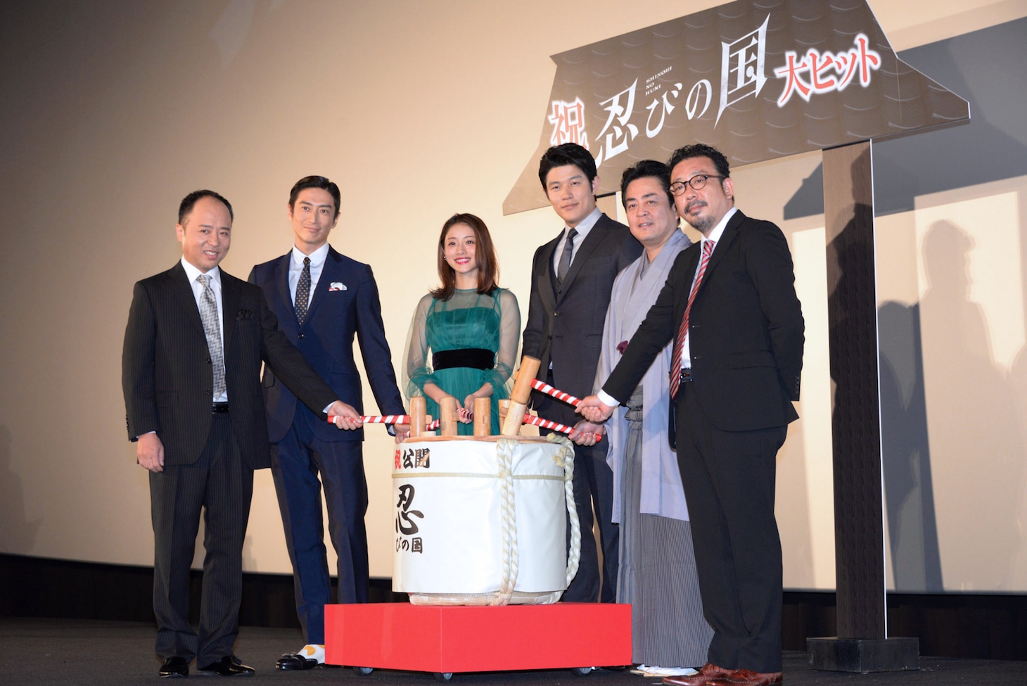 「忍びの国」初日舞台挨拶にて、左からマキタスポーツ、伊勢谷友介、石原さとみ、鈴木亮平、立川談春、中村義洋。