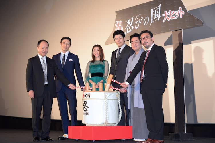 忍びの国 大野智の一言に 鈴木亮平がツッコミ 嵐は変態仮面が好きすぎる 映画ナタリー