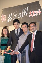 左から石原さとみ、鈴木亮平、立川談春、中村義洋。