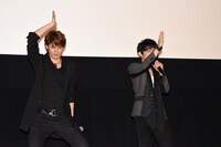 「シャーク」のポーズを取る、宮野真守（左）と津田健次郎（右）。