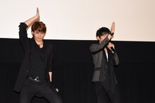 「シャーク」のポーズを取る、宮野真守（左）と津田健次郎（右）。