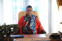 ブラザートム演じるジョニー・マキシマ。