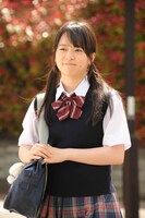 倉野尾成美演じる女子高生。
