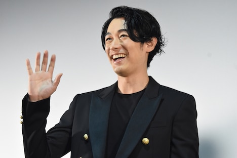 手を振るディーン・フジオカ。