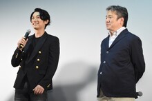 左からディーン・フジオカ、西谷真一。