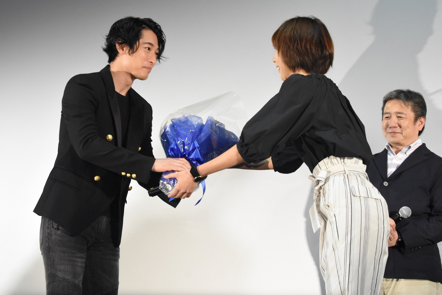 柊子から花束を受け取るディーン・フジオカ。