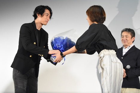 柊子から花束を受け取るディーン・フジオカ。