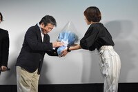 柊子から花束を受け取る西谷真一。