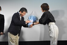 柊子から花束を受け取る西谷真一。