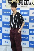 ポーズを決める高杉真宙。