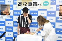 バースデーケーキの登場に喜ぶ高杉真宙。
