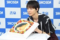気を使ってバースデーケーキの上面をカメラに向ける高杉真宙。
