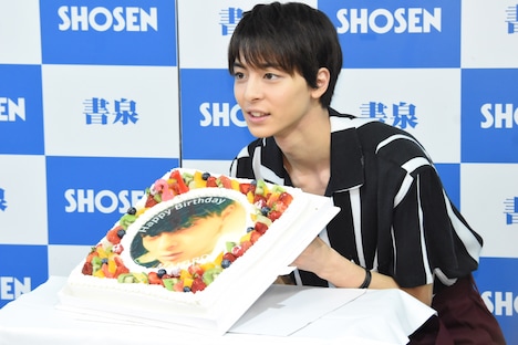 気を使ってバースデーケーキの上面をカメラに向ける高杉真宙。