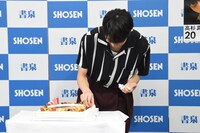 指にケーキが付いてしまった高杉真宙。