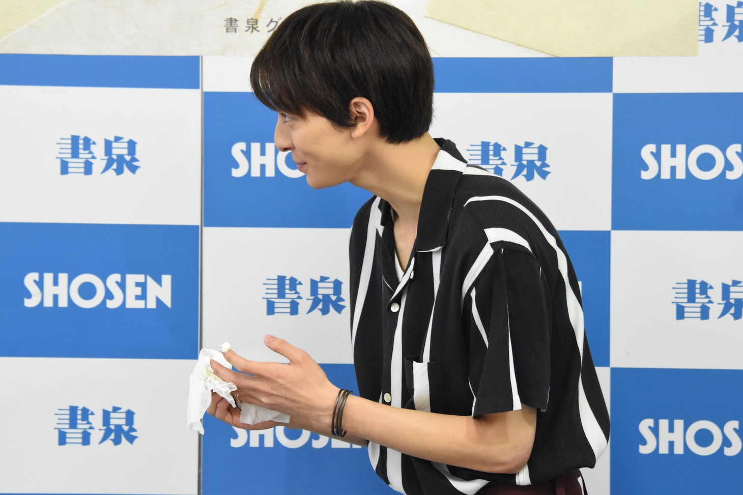手を拭く高杉真宙。