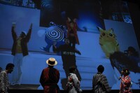 約20年前の松本梨香（後列中央）。