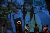 約20年前の中川翔子（右）。