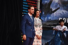 左からデイカー・モンゴメリー、ナオミ・スコット。