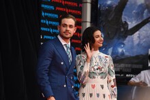 左からデイカー・モンゴメリー、ナオミ・スコット。